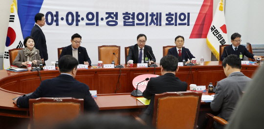 24일 오후 국회에서 열린 '여야의정 협의체' 3차 회의에 이주호 사회부총리 겸 교육부 장관, 조규홍 보건복지부 장관, 이진우 대한의학회장, 이종태 KAMC 이사장 등이 참석해 회의를 준비하고 있다.  연합뉴스